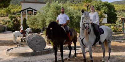 Masía La Mota-Paseos a caballo por el Parque Natural de la Font Roja-Horseback riding through Font Roja Natural Park-Passejos a cavall pel Parc Natural de la Font Roja