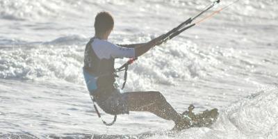 AIP LANGUAGE INSTITUTE-Curso de kitesurf + Español-Kitesurfing course + Spanish-Curs de *kitesurf + Espanyol