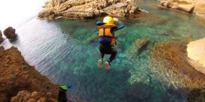 Xabia Activa-Coasteering: explora los acantilados-Coasteering: explore the cliffs-Coasteering: explora els penya-segats