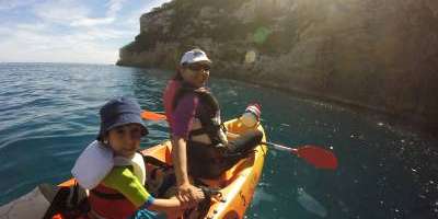 Kayak. Criques et grottes paradisiaques en kayak et en plongée avec masque et tuba