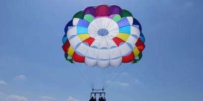 Parasailing Torrevieja-Torrevieja desde el aire. ¡Vuela en parasailing!-Torrevieja from the air. A parasailing flight-Torrevieja des de l'aire, vola en parasailing!