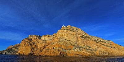 OXYTOURS-Entre delfines y piratas: los secretos del acantilado-Among dolphins and pirates, the secrets of the cliffs-Entre dofins i pirates: els secrets del penya-segat