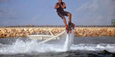 Flyboard Torrevieja-Vuela sobre el mar con flyboard-Fly over the sea on a flyboard-Vola sobre el mar amb flyboard