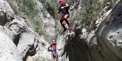 Grieta Aventura-¡Adéntrate y déjate sorprender! Barranquismo-Let canyoning surprise you!-Endinsa't i deixa't sorprendre! Barranquisme