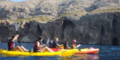 Grieta Aventura-Navega en kayak por los acantilados y visita cuevas-Kayak the cliffs and visit caves-Navega en kayak pels penya-segats i visita coves