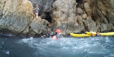 Grieta Aventura-Navega en kayak por los acantilados y visita cuevas-Kayak the cliffs and visit caves-Navega en kayak pels penya-segats i visita coves