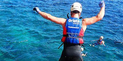 Grieta Aventura-Explora los acantilados practicando coasteering-Explore the cliffs practicing coasteering-Explora els penya-segats practicant coasteering