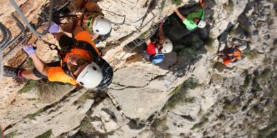 Grieta Aventura-¡Atrévete a ascender por un sendero vertical! Vía Ferrata-Dare to ascend a vertical path! Via Ferrata-Atreveix-te a ascendir per una sendera vertical! Via Ferrata