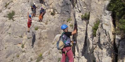 Grieta Aventura-¡Atrévete a ascender por un sendero vertical! Vía Ferrata-Dare to ascend a vertical path! Via Ferrata-Atreveix-te a ascendir per una sendera vertical! Via Ferrata