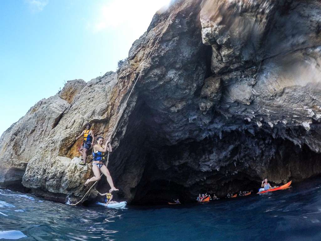 Calas y cuevas paradisíacas en kayak y snorkel Experiencias CV